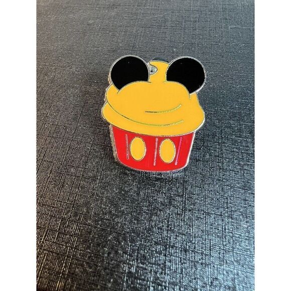 Disney Mickey Mouse Character Cupcake Trading Pin 2011 - Picture 1 of 5